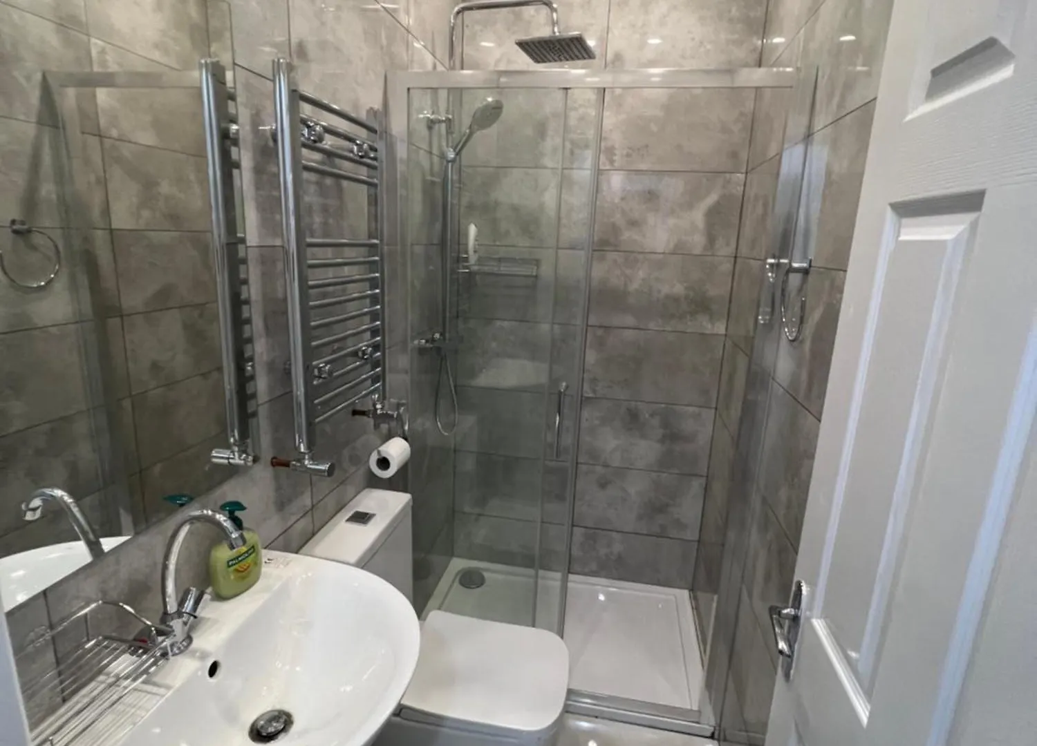 F3, Luxury Flat Close To Ilford. Sel